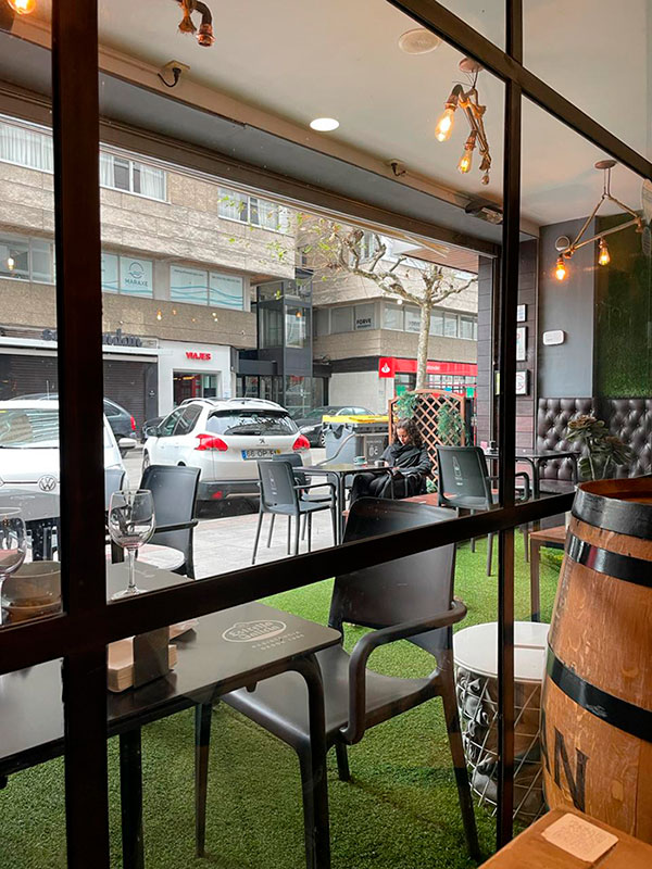 Cafetería Pet friendly en A Coruña - Vista desde el interior