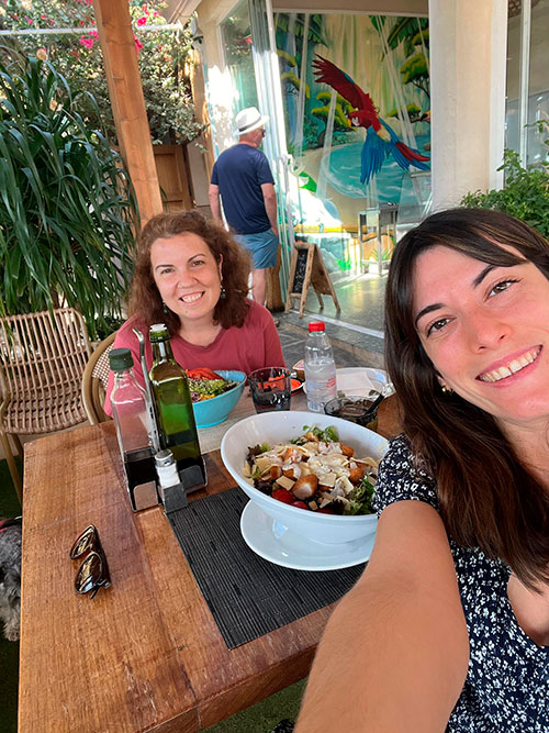 Comida en el Chiringuito El Kalifato, frente a la Playa El Carbajal, Málaga.