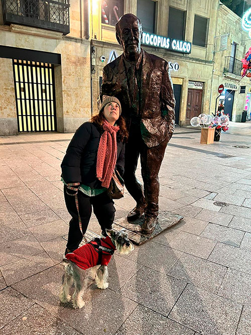 Perro en Salamanca junto a su humana