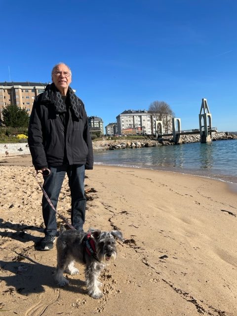 Perro paseando por la playa San Amaro en septiembre en A Coruña