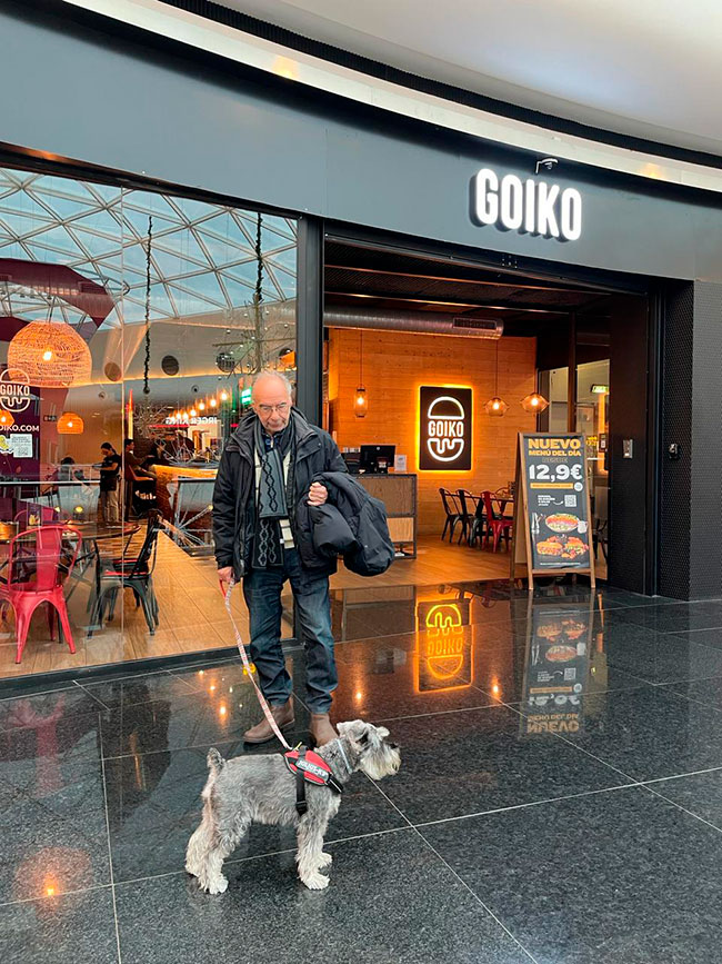 Perro paseando en Centro comercial pet friendly A Coruña - Marineda City