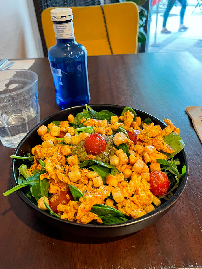 Plato ensalada mediterránea del Restaurante pet friendly Santa Café Bar en Santander