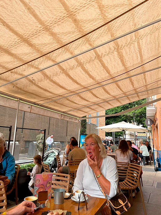 Terraza cubierta pet friendly de Santa Coffee Soho Málaga